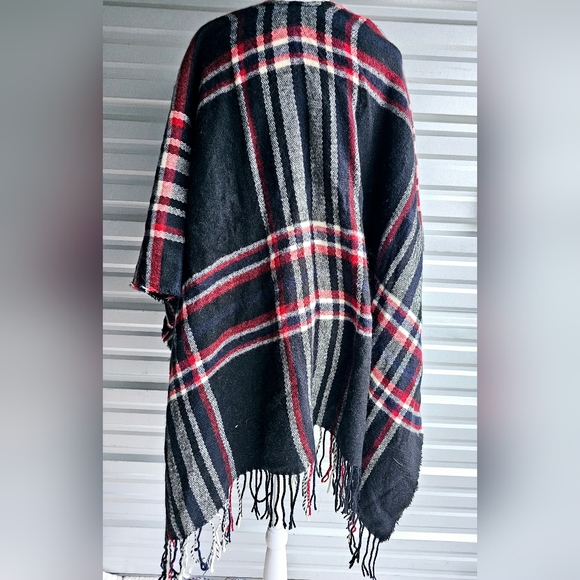 Classic Plaid Ruana Wrap - Picture 3 of 6